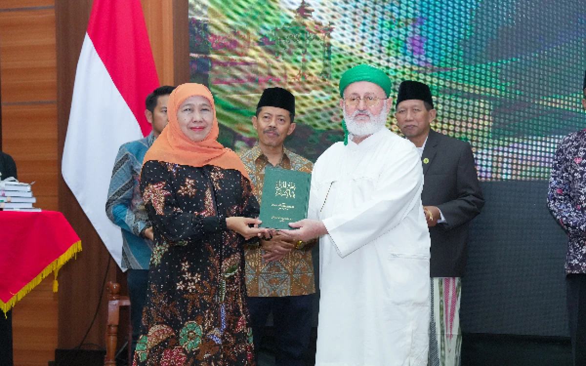 Thumbnail Berita - Gubernur Khofifah Luncurkan Magister Kajian Turats Pertama di Indonesia, Siapkan Generasi Intelektual Pesantren