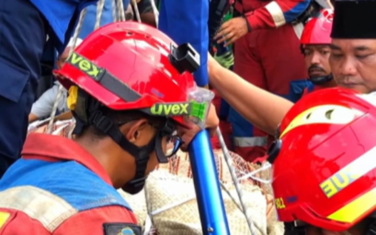 Thumbnail Berita - Berat Badan Capai 250 Kilogram, Proses Pemakaman Warga Jaktim Dibantu 10 Personel Damkar