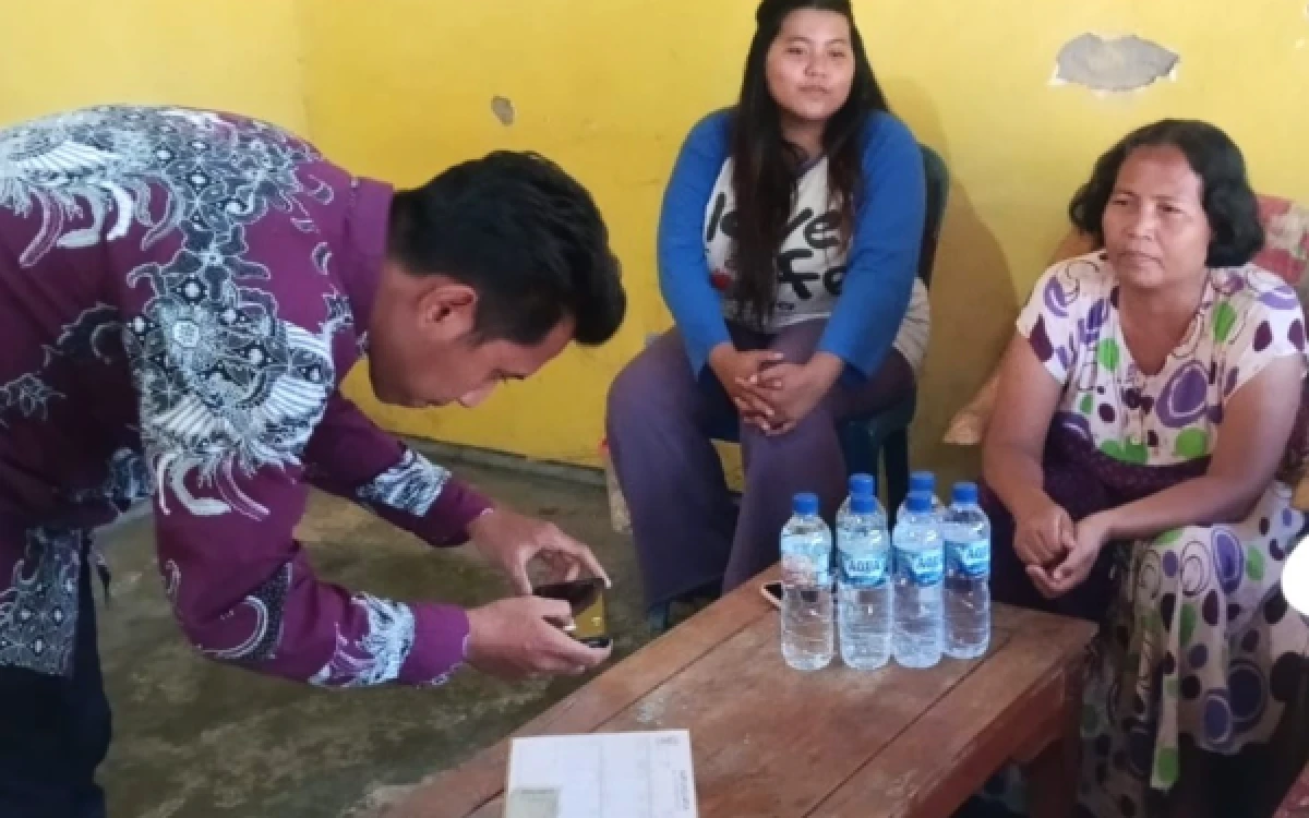 Foto Kepala dusun mendata gkeluarga Istiqomah untuk rencana usulan perubahan status desil dalam kelompok masyarakat berdasarkan tingkat kesejahteraan. (Foto: Fathur Roziq/Ketik.com)