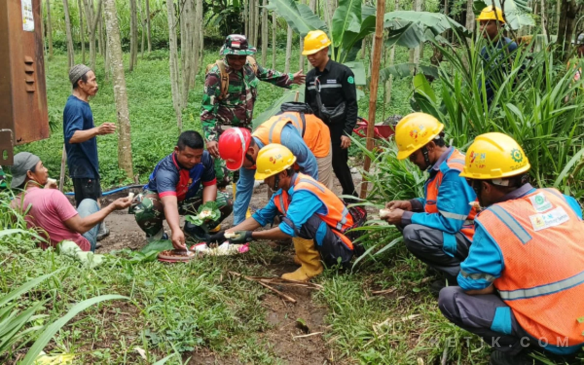 Thumbnail Berita - Kekeluargaan! Satgas TMMD Kodim 0820 Ponorogo dan Petugas PLN Duduk Bersama Warga Desa Nikmati Singkong Rebus