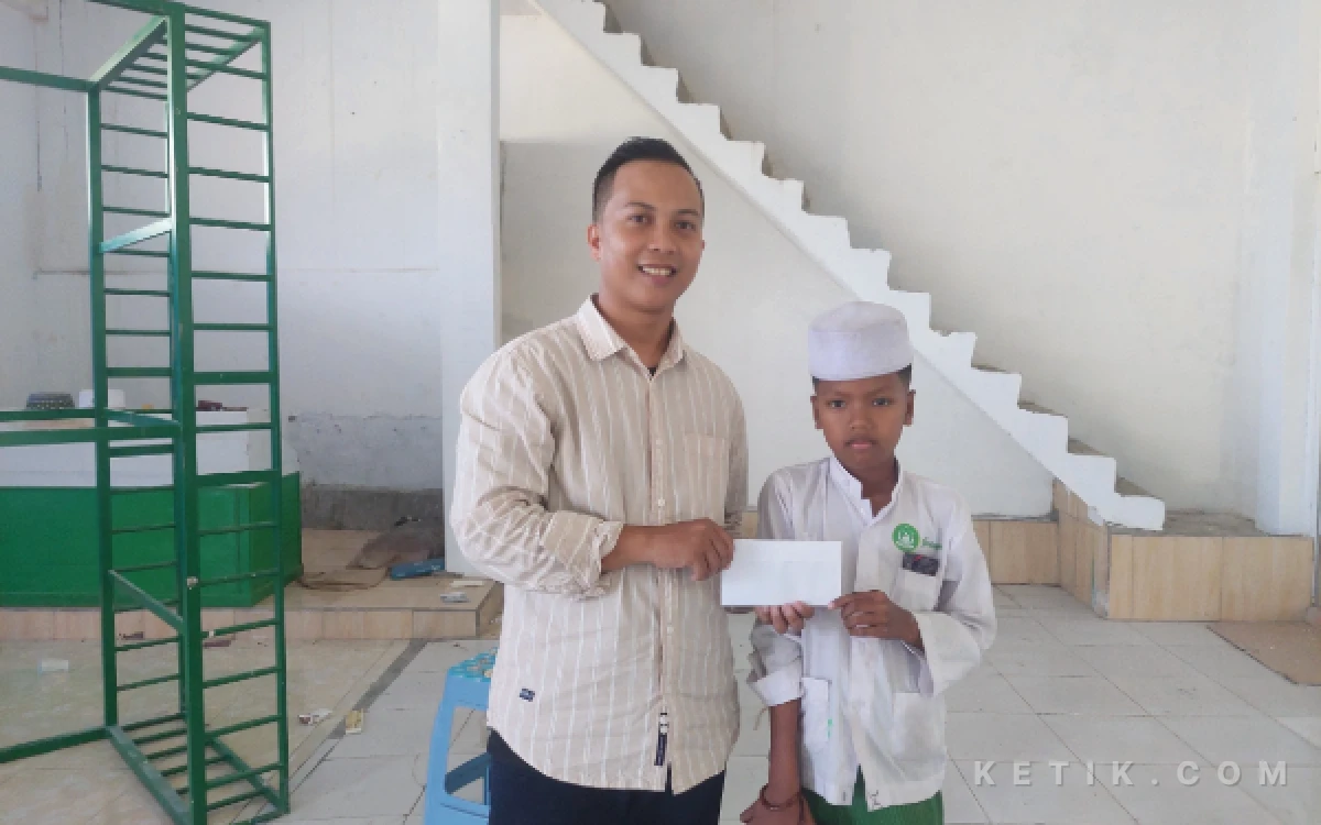 Thumbnail Berita - Kajari Sampang Tanggung Biaya Pendidikan Dua Anak Yatim di Ponpes, Rutin Salurkan Sedekah untuk Duafa