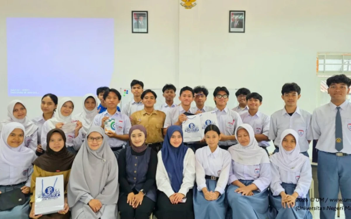 Thumbnail Berita - Perkuat Literasi Ekonomi, FEB UM Gelar "Doktor Menginspirasi" di SMA Al Azhar Mandiri Palu