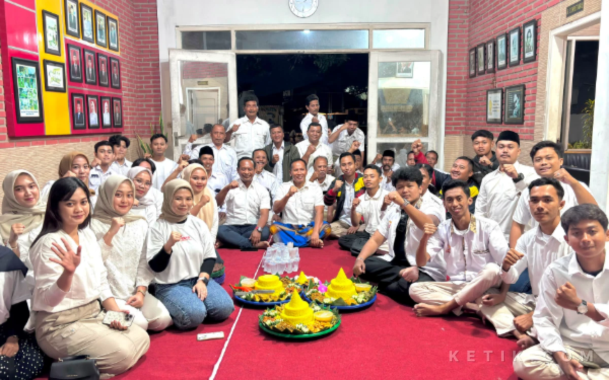 Thumbnail Berita - Peringati HUT ke-18 TIDAR, DPC Gerindra Tulungagung Potong Tumpeng Gelar Doa Bersama