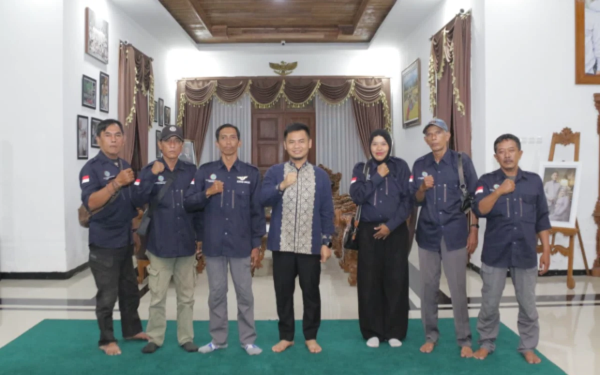 Thumbnail Berita - Silaturahmi dengan Bupati Tegal, IWO Sampaikan Rangkaian HUT dan Sinergi Berkelanjutan