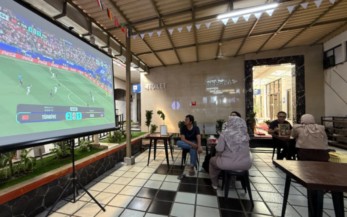 Thumbnail Berita - Loko Cafe Stasiun Surabaya Gubeng Hadirkan Tayangan Piala Dunia, Transaksi Melonjak 20 Persen