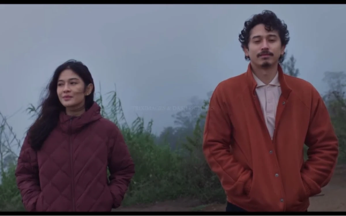 Thumbnail Berita - Dian Sastrowardoyo Terjebak Cinta dan Masa Lalu dalam "Yang Datang dan Yang Pergi"