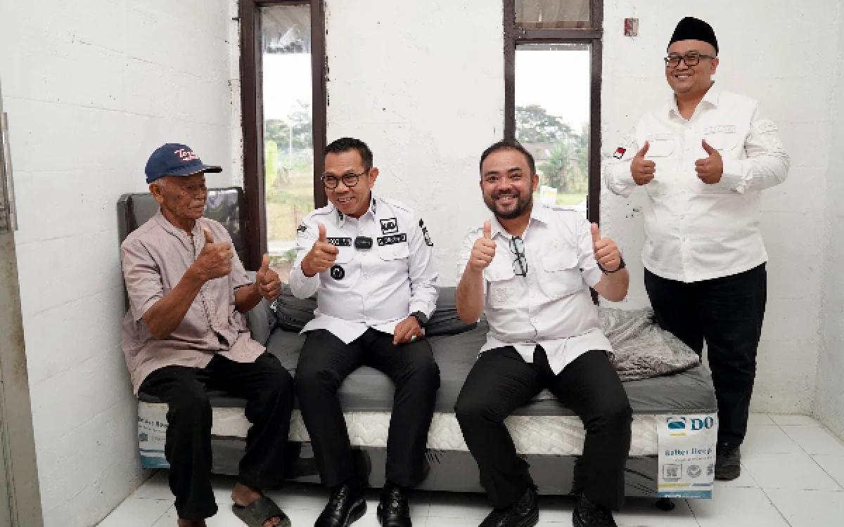 Thumbnail Berita - Lansia Bisa Tidur Nyaman, Wali Kota Batu Cak Nur Apresiasi Karang Taruna