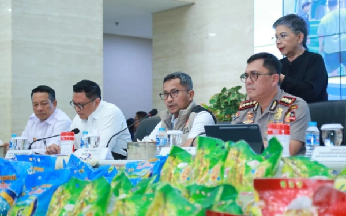 Thumbnail Berita - Bareskrim Polri dan Satgas Pangan Ungkap Dugaan Beras Fortifikasi Tak Sesuai Label, Sita 6.405 Kilogram Beras