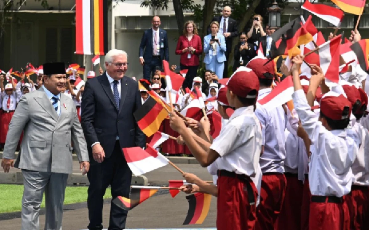 Thumbnail Berita - Disambut Ratusan Pelajar di Istana, Presiden Prabowo Pererat Kemitraan Indonesia-Jerman