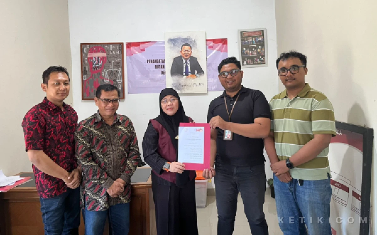 Foto Perwakilan Lembaga Bantuan Hukum (LBH) Sembada (kanan) bersama jajaran manajemen Justitia et Veritas Law Office saat menunjukkan berkas Nota Kesepahaman atau Memorandum of Understanding (MoU) terkait kolaborasi penyelenggaraan Diklat Paralegal Bersertifikat CPLA di Yogyakarta. (Foto: Sapto for Ketik.com)