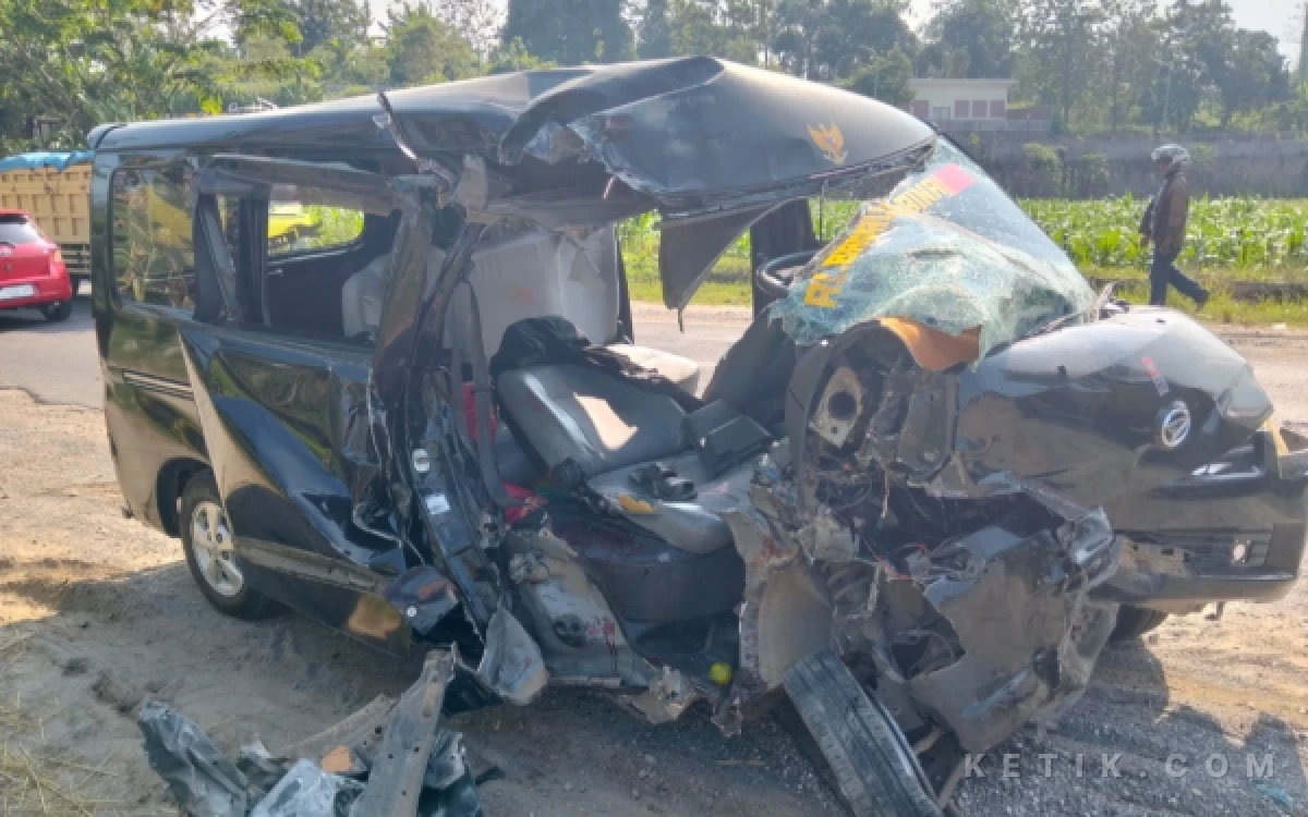 Thumbnail Berita - Grand Max Oleng Tabrak Dump Truck di Tuban, Sopir Tewas dan Tiga Anggota Keluarga Terluka