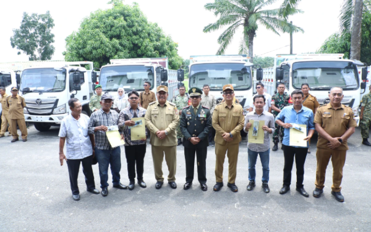 Thumbnail Berita - Bupati Asahan Serahkan 27 Truk Roda 6 ke KDMP, Dandim 0208: Jangan Digunakan untuk Kepentingan Pribadi