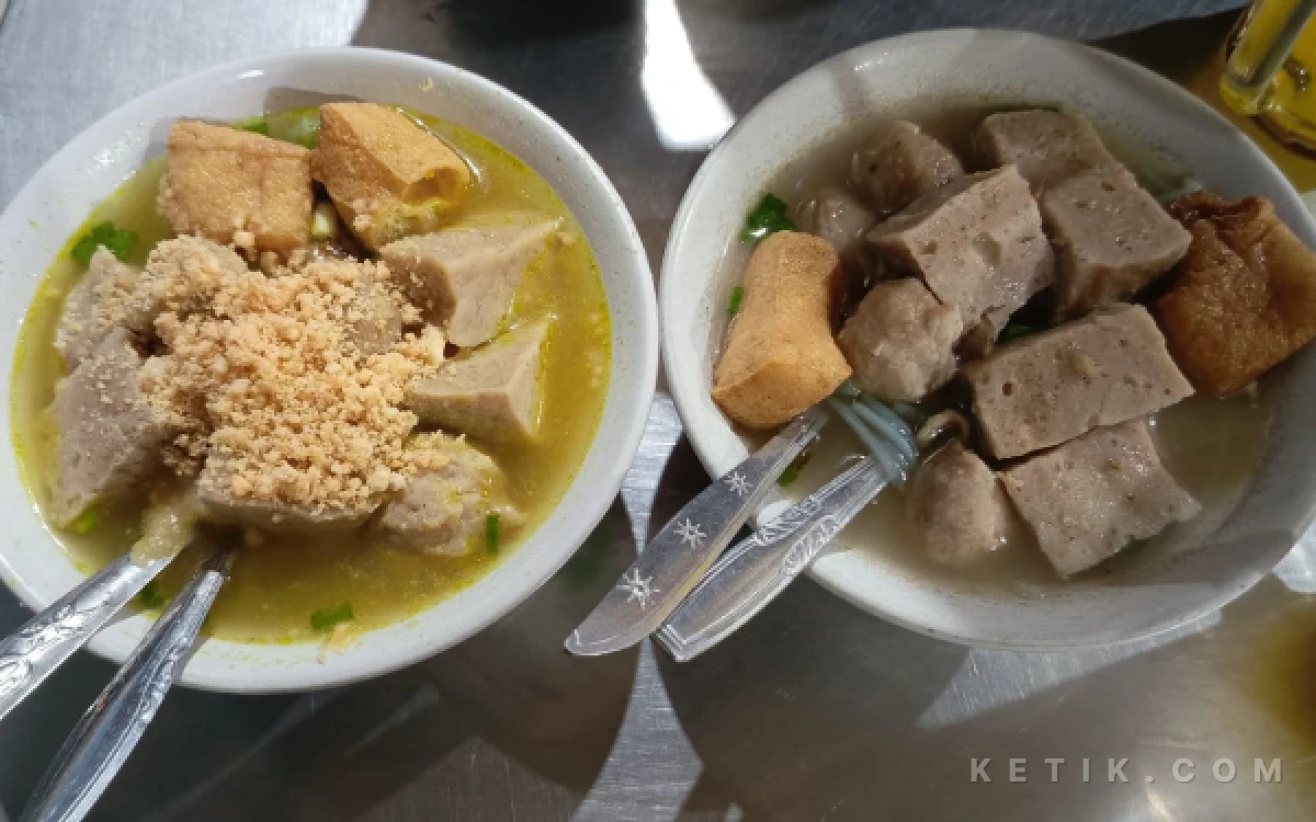 Foto Dua pilihan menu bakso di Warung Cak Wandi Cabang 1, yakni bakso biasa (kanan) dan bakso kuah soto (kiri). (foto : Cyrila Tabina/ketik.com)