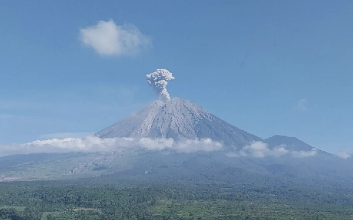 Gunung Semeru Erupsi 4 Kali Pagi Ini, Lontaran Abu Vulkanik Capai 1.000 Meter