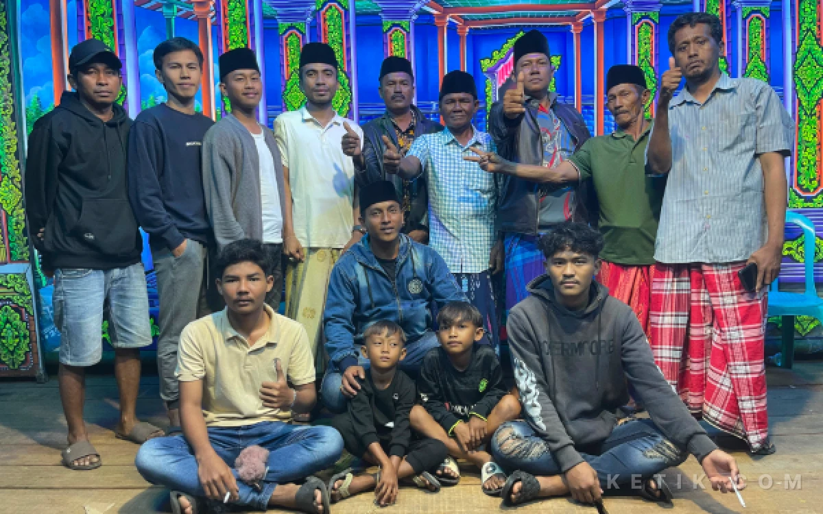 Foto Pemuda Tamberu Timur dalam acara ludruk (Foto: Mat Jusi/Ketik.com)