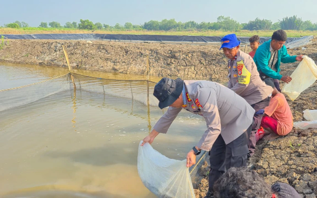 Thumbnail Berita - Dukung Program Ketahanan Pangan, Dirpolairud Polda Metro Jaya Tebar 15 Ribu Benih Lele