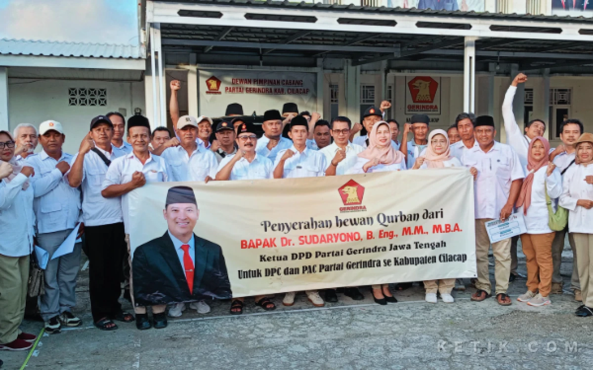 Foto 24 PAC Gerindra Cilacap menerima hewan kurban hibah dari Ketua DPD Gerindra Jawa Tengah, Sudaryono. (Foto : Nani Eko/ketik com)