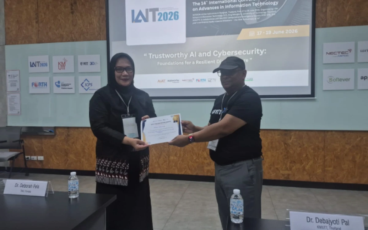 Thumbnail Berita - Angkat Riset AI Responsif Gender dan Perlindungan Anak, Dosen FISIP UB Sabet Best Presenter pada IAIT 2026 di Thailand