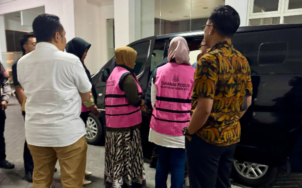Thumbnail Berita - Kasus Dugaan KUR Fiktif, Tiga Tersangka Resmi Dilimpahkan ke Kejari Batu