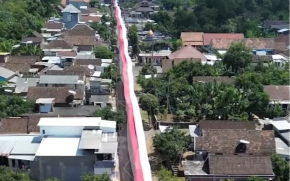 Thumbnail Berita - Warga Lawang Malang Bentangkan Bendera Merah Putih 600 Meter Jelang HUT ke-81 RI, Ini Respons Warganet