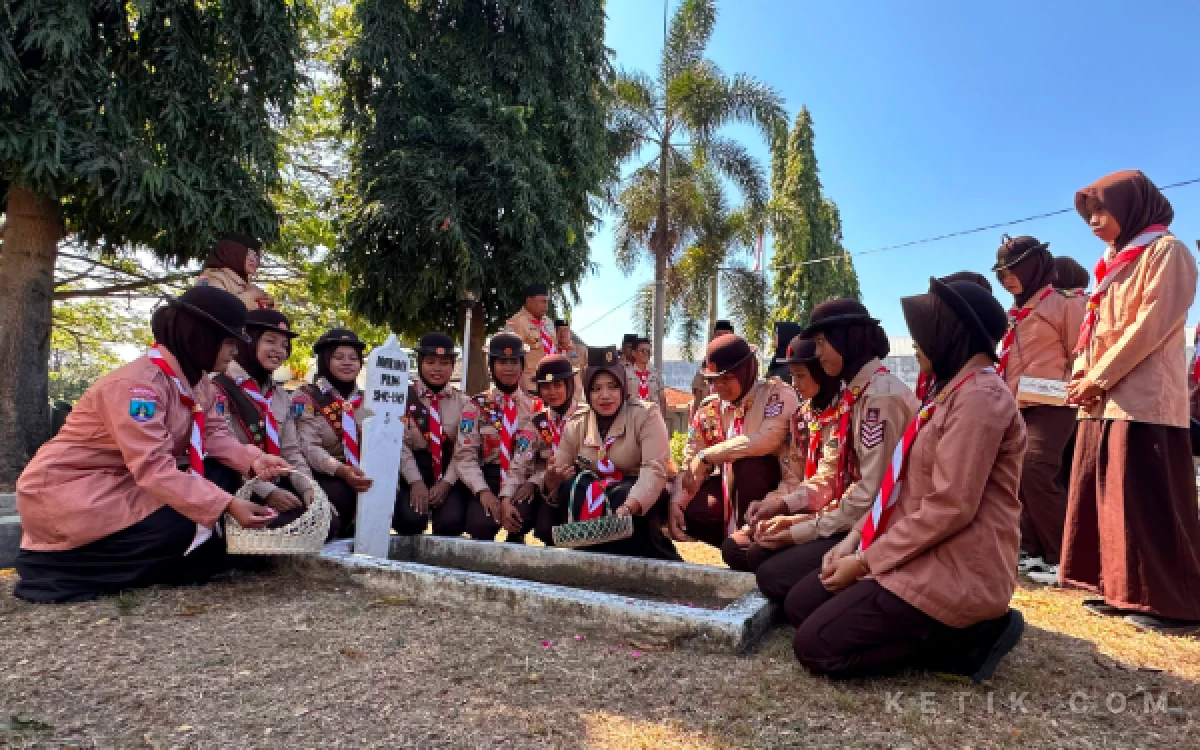 Thumbnail Berita - Kwarcab Pramuka Situbondo Tabur Bunga di Taman Makam Pahlawan