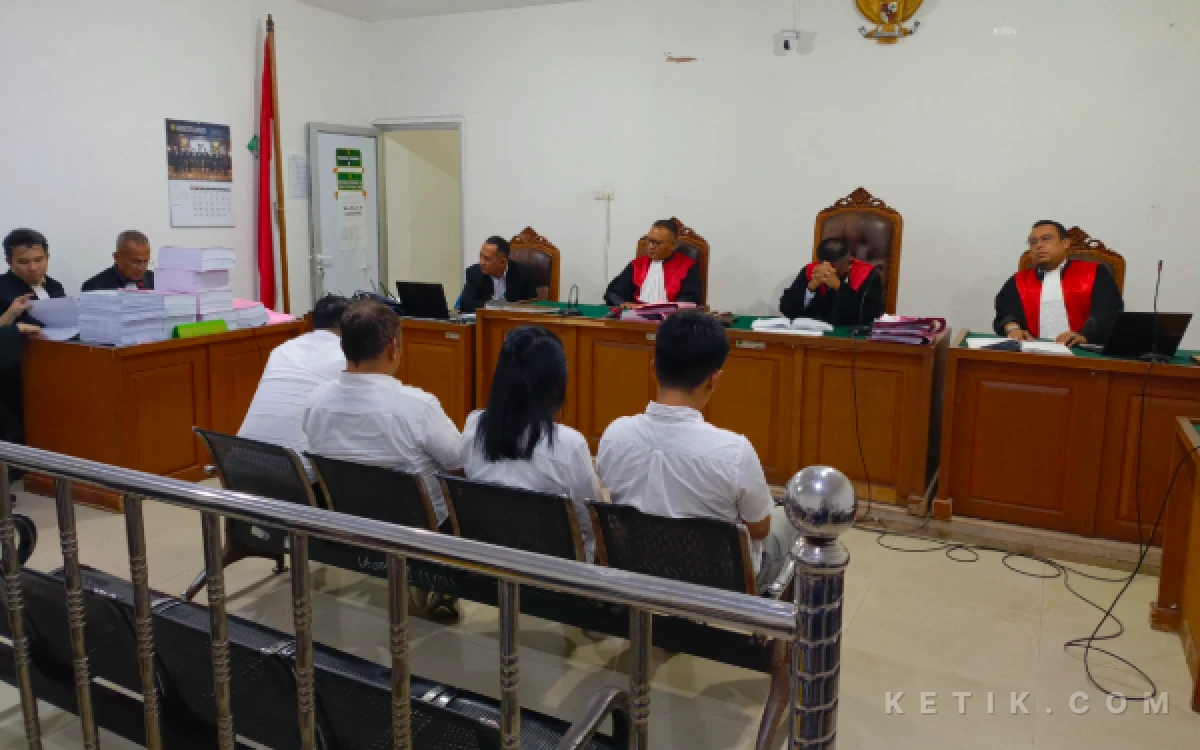 Foto Jaksa Penuntut Umum (JPU) membacakan surat tuntutan terhadap empat mantan pejabat PT Bank Rakyat Indonesia (Persero) Tbk dalam perkara dugaan korupsi pemberian fasilitas kredit kepada PT BSS dan PT SAL di Pengadilan Tipikor Palembang, Senin 13 Juli 2026. (Foto: M Nanda/Ketik.com)