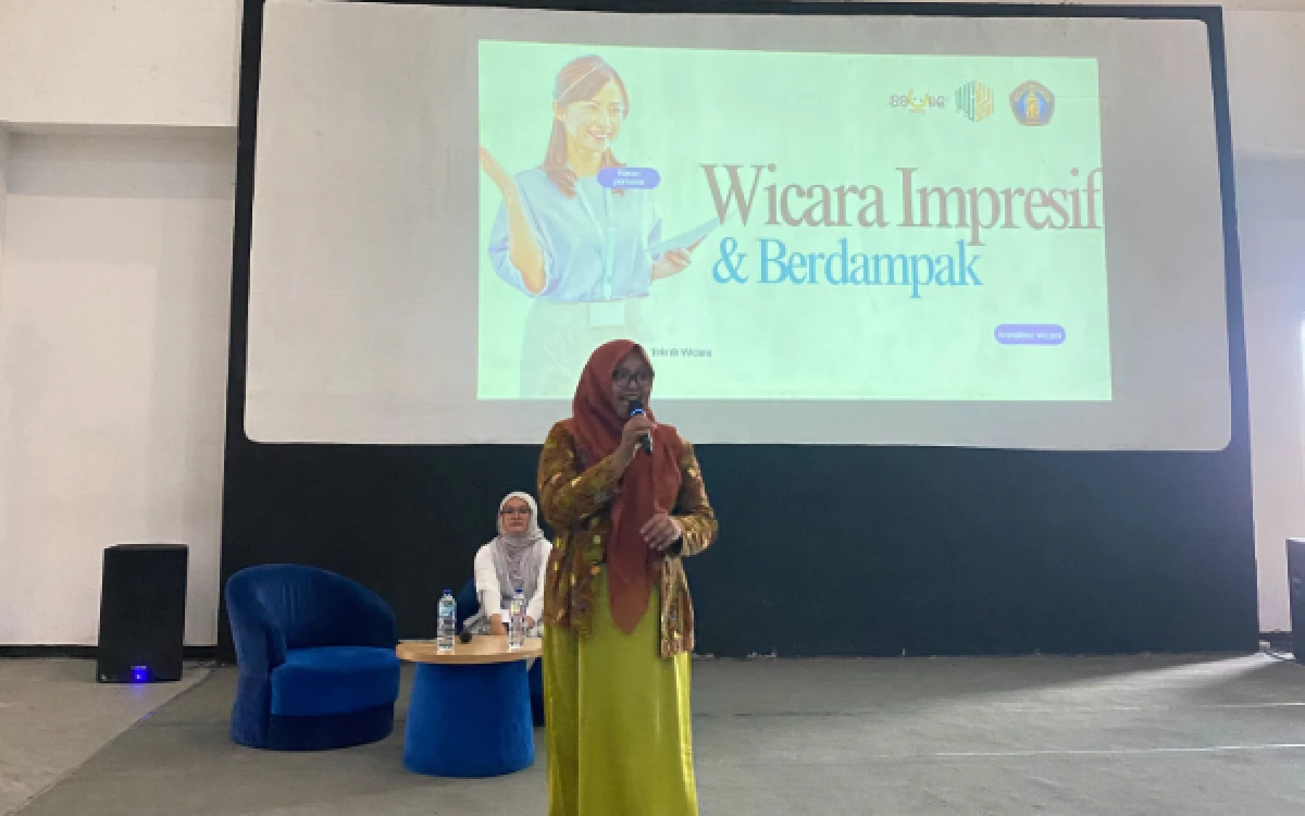Foto Rizka Amaliah, M.Pd., dosen UIN Maulana Malik Ibrahim Malang memberikan materi dalam Workshop Wicara Publik. (Foto: Dok. Ketik.com)