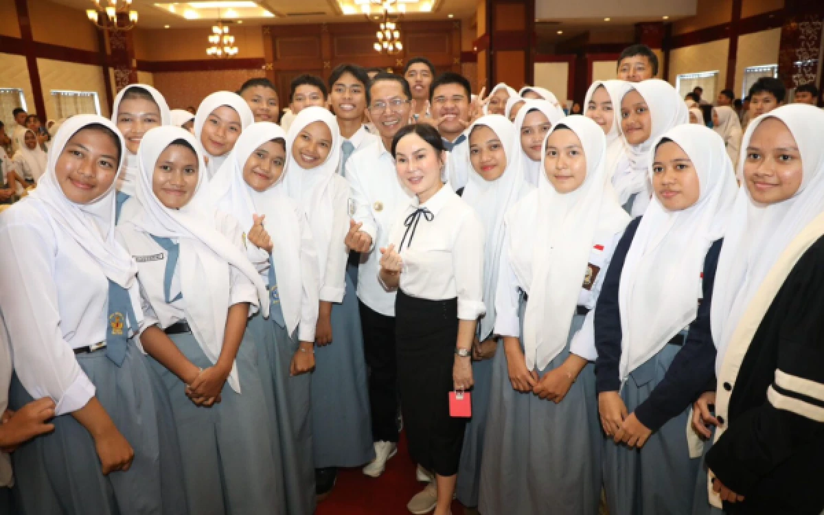 Thumbnail Berita - Amsakar-Li Claudia Perluas Beasiswa Batam untuk Anak Hinterland dan Keluarga Tidak Mampu