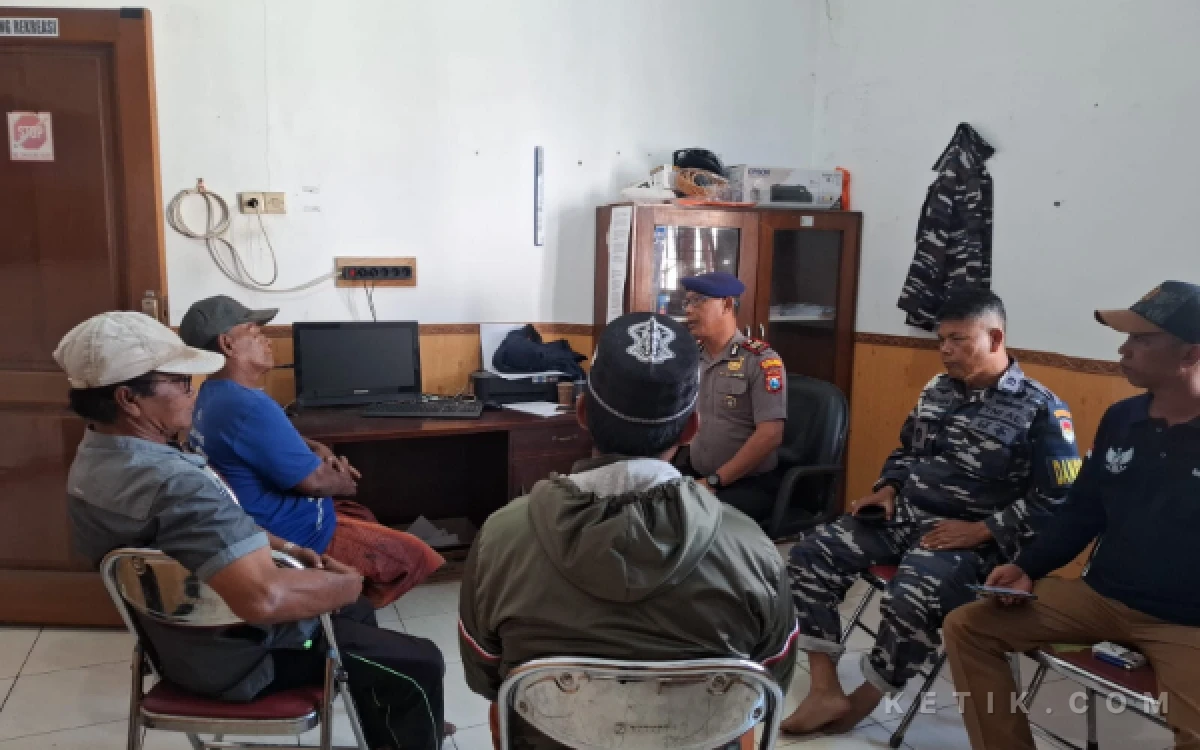 Thumbnail Berita - Satpolairud Polres Situbondo Tangani Tabrakan Kapal Nelayan di Perairan Panarukan, Satu Kapal Tenggelam