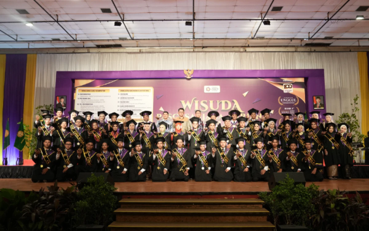 Foto Wakil Bupati Sleman Danang Maharsa berfoto bersama wisudawan penerima Beasiswa Sleman Pintar pada Prosesi Wisuda Periode 100 Universitas Amikom Yogyakarta. (Foto: Pemkab Sleman)