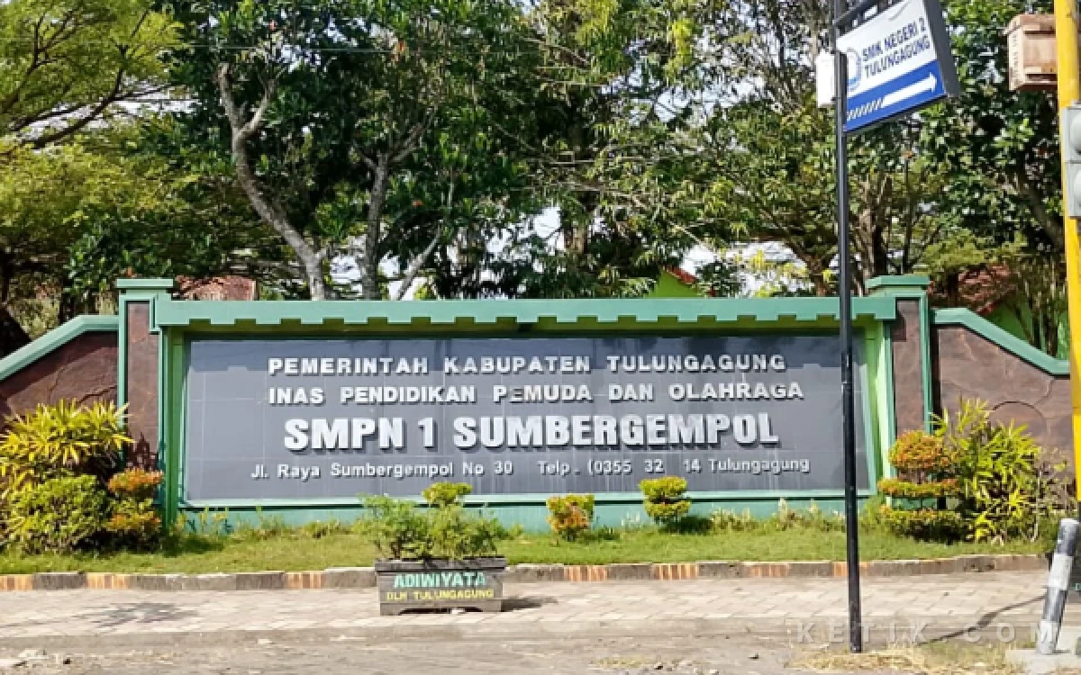 Thumbnail Berita - Kepala SMPN 1 Sumbergempol Tepis Isu Pungli dan Dikte Seragam
