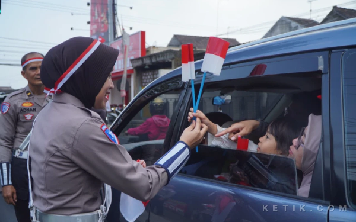 Thumbnail Berita - Pasang Bendera Merah Putih di Kendaraan Warga, Cara Humanis Polres Malang Semarakkan HUT ke-81 RI