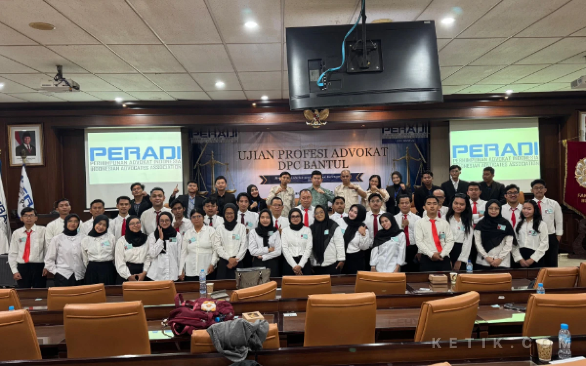 Foto Panitia bersama jajaran pengurus DPN Peradi dan DPC Bantul mengabadikan momen bersama 32 peserta UPA 2026 yang siap berkompetisi secara sportif dan berintegritas tinggi untuk mencetak penegak hukum yang andal. (Foto: Fajar R/Ketik.com)