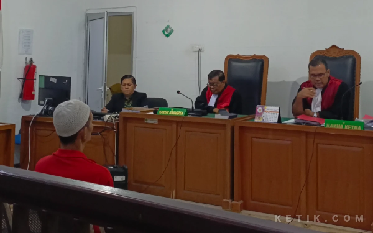 Thumbnail Berita - Ismail Dapat Bisikan Usai diejek Pembawa Sial, Terdakwa Bacok Teman saat Main Gaple di Sako Palembang