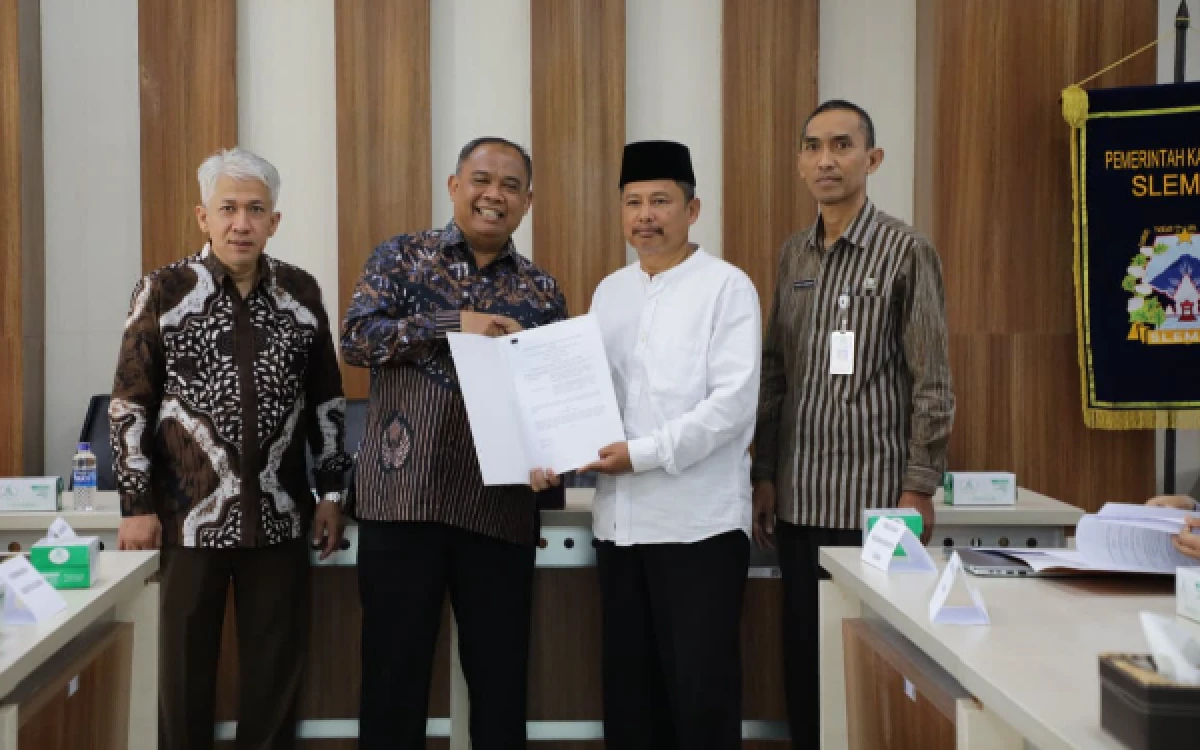 Thumbnail Berita - Bupati Sleman Harda Kiswaya Kucurkan Dana Hibah Rp3,1 Miliar, Titip Pesan Jangan "Dimainkan"
