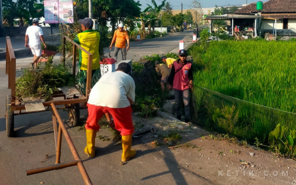 Foto Gotong royong warga dan petani dalam kegiatan Gerakan Irigasi Bersih (GIB) di Daerah Irigasi (DI) Jogokerten, Kali Bedok, Triharjo, Sleman, demi kelancaran aliran air ke area persawahan. (Foto:DPUPKP Sleman)
