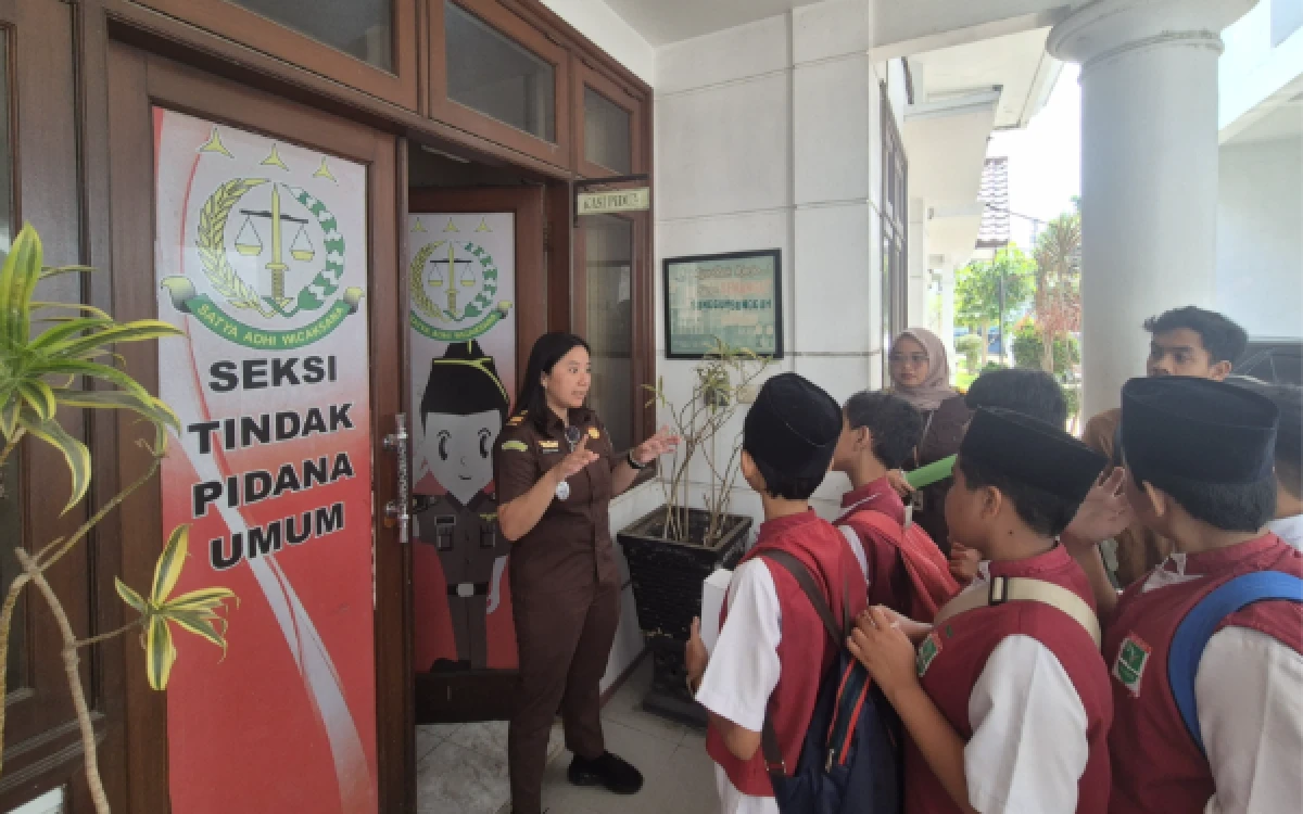 Thumbnail Berita - Belajar Jadi Jaksa Sejak Kecil! Pelajar SD Islam Al-Ulum Diajak Lihat Langsung Penanganan Perkara di Kejari Kota Malang