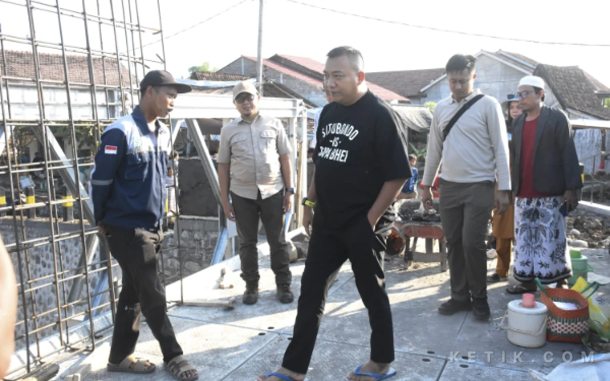 Thumbnail Berita - Bupati Situbondo Mas Rio Cek Langsung Proyek Jembatan Rusak Akibat Banjir, Target Selesai Tepat Waktu