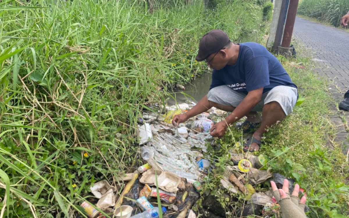 Thumbnail Temuan Limbah Medis Berserakan di Saluran Irigasi Kota Malang, Warga Khawatir
