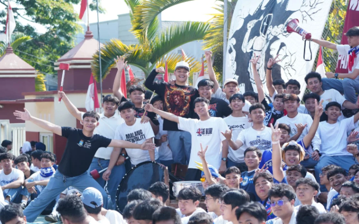 Foto Kemeriahan menyelimuti SMAN 1 Kota Batu saat program Arema FC Goes to School (AGTS). (Foto: Media Officer Arema FC)