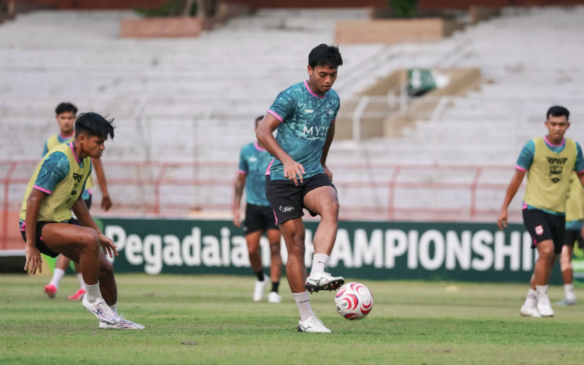 Thumbnail Berita - Aji Santoso Beri Target Realistis de Red FC Lawan Persela