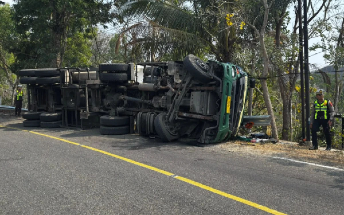 Thumbnail Berita - Detik-detik Truk Hino Oleng Tabrak Guardrail di Jalan Pacitan-Solo