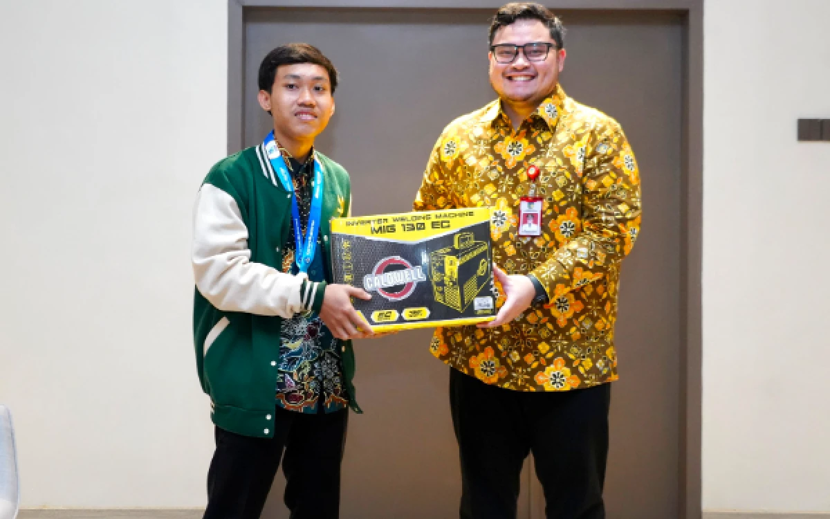 Thumbnail Berita - Mas Dhito Beri Beasiswa hingga Peralatan Las untuk Siswa Peraih Emas LKS Nasional Asal Kediri