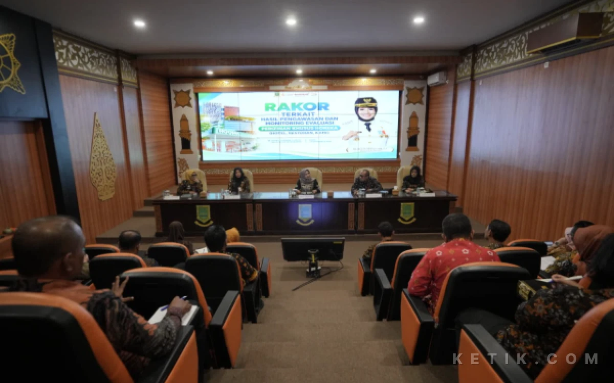 Foto Wali Kota Mojokerto ning ita bersama jajaran OPD gelar Rakor Pengawasan Perizinan HOREKA, Ning Ita Dorong Optimalisasi Potensi PAD Kota Mojokerto (humas pemkot Mojokerto/ ketik.com)