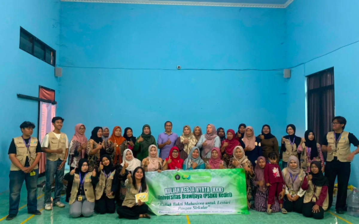 Thumbnail Berita - Mahasiswa KKN Universitas Brawijaya Edukasi Warga Mojokendil Budidaya Jamur Tiram Berbasis Limbah Pertanian