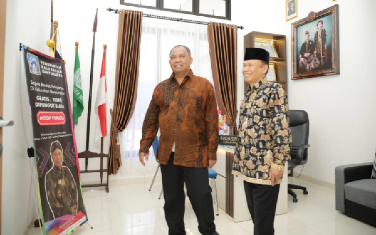 Foto Bupati Sleman Harda Kiswaya (kiri) bersama Lurah Banyuraden Sudarisman saat meninjau ruang kerja baru di Kantor Kalurahan Banyuraden, Gamping, Sleman usai gedung baru tersebut di resmikan. Bupati Harda menekankan pentingnya manajemen perawatan aset serta peningkatan performa birokrasi yang bersih dari pungutan liar.
(Foto: Pemkab Sleman for Ketik.com)