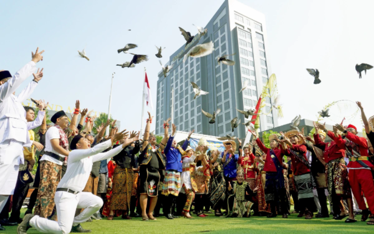 Foto Momentum pelepasan 300 burung merpati yang digelar oleh Grand Mercure Malang Mirama. (Foto: Grand Mercure Malang Mirama for Ketik.com)