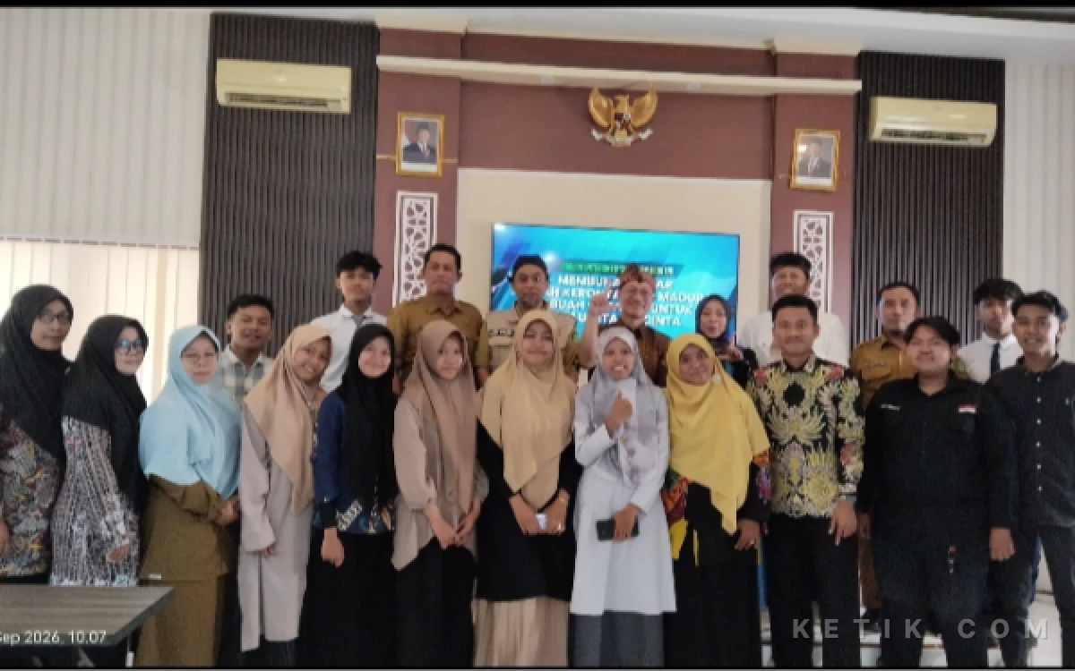 Foto Foto bersama penulis buku usai acara launching dan buku ( foto : Kak Avan for KETIK )