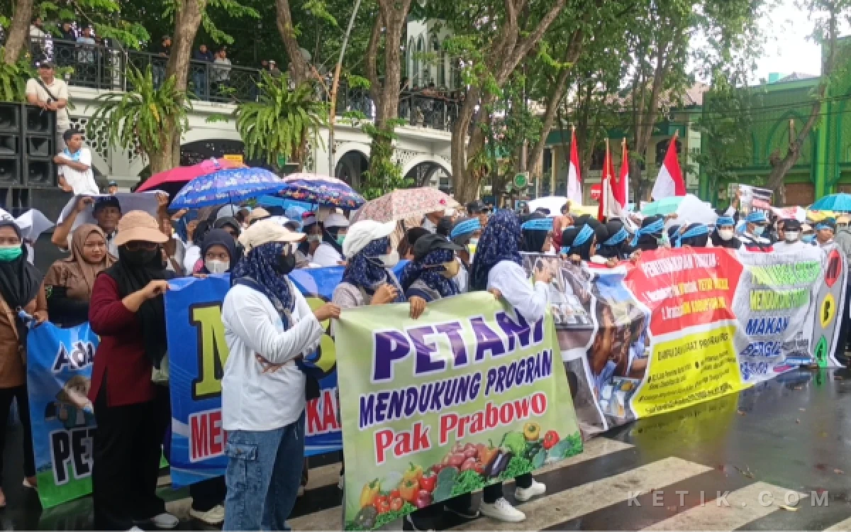 Thumbnail Berita - Ratusan Emak-Emak Unjuk Rasa Depan Kantor DPRD, Dukung Program MBG