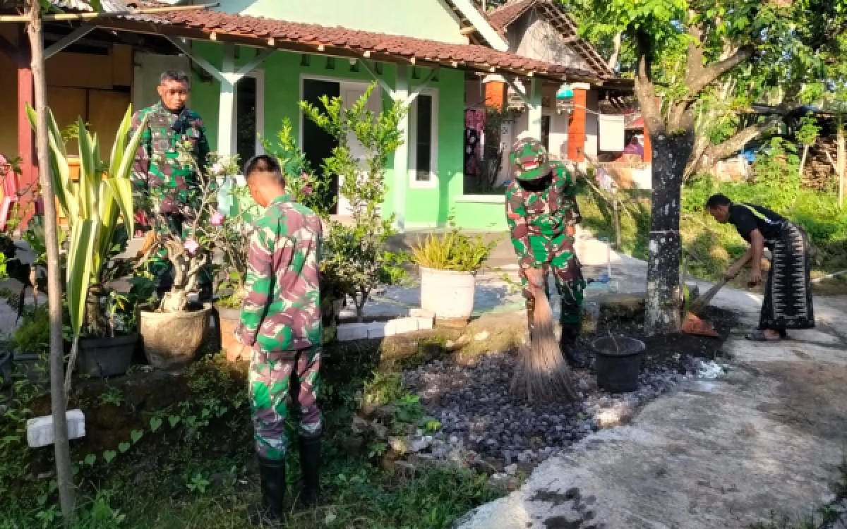 Thumbnail Berita - RTLH Ibu Srihayati Tuntas 100 Persen, Satgas TMMD Ke-128 Gelar Pembersihan Lingkungan Sekitar Rumah